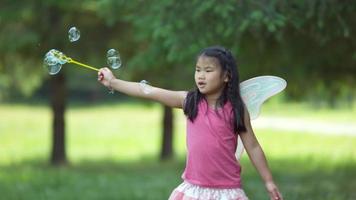 fille en costume de princesse de fée soufflant des bulles, tourné sur flex fantôme 4k video