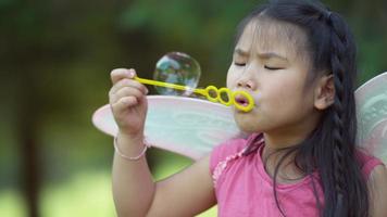 fille en costume de princesse de fée soufflant des bulles, tourné sur flex fantôme 4k video