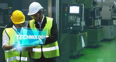 ingenieros asiáticos hombre mujer en uso industrial cascos en la industria de fabricación fábrica mecánica interfaz de pantalla brazo robot fabricación tecnología ingeniero foto