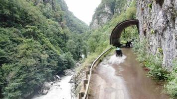 luchtfoto van qudrocycle gaat op verlaten weg naar krasnaya polyana in sochi. Rusland. video