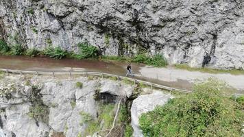 la vista aerea dell'uomo va sulla strada abbandonata a krasnaya polyana a sochi. Russia. video