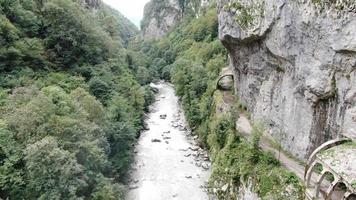 vue aérienne de l'ancienne route abandonnée de krasnaya polyana à sotchi. Russie. video