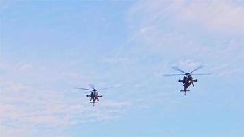 Ataque helicópteros voando no céu em demonstração de aviação