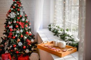 Hermoso interior festivo de Navidad en una casa de campo en Nochebuena foto