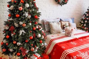 Hermoso interior festivo de Navidad en una casa de campo en Nochebuena foto