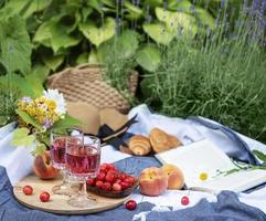 Establecer para picnic en una manta en campo lavanda foto