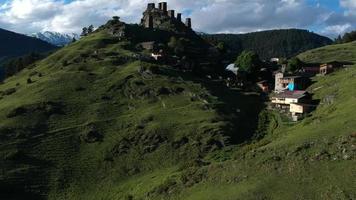 slott byggda med stenhus i berg video