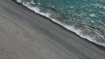 la mer bleue touche les rivages video