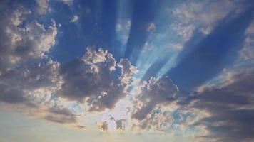 luces del cielo sobre las nubes azules que pasan por el cielo video