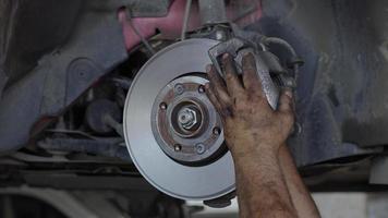Reparación de reemplazo de disco de freno de coche en taller garaje video