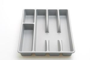 Caja de cocina con cubiertos para cucharas, tenedores, cuchillos sobre fondo blanco. foto