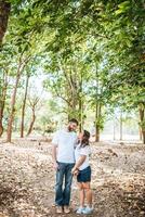 feliz, sonriente, pareja, diversidad, en, amor, momento, juntos foto