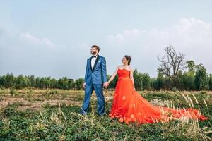 la novia y el novio tienen tiempo de romance y felices juntos foto