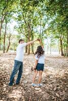 feliz, sonriente, pareja, diversidad, en, amor, momento, juntos foto