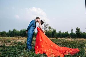 la novia y el novio tienen tiempo de romance y felices juntos foto