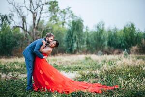 la novia y el novio tienen tiempo de romance y felices juntos foto