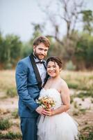 la novia y el novio tienen tiempo de romance y felices juntos foto