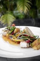 Caldeirada tradicional portuguesa besugo pescado y verduras guiso picante en restaurante gourmet foto