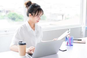 retrato, de, joven, mujer de negocios, sentado, y, utilizar, teléfono foto