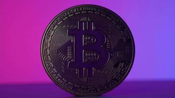 Bitcoin in Schatten und Licht. Kryptowährung Bitcoin und Pink Blue