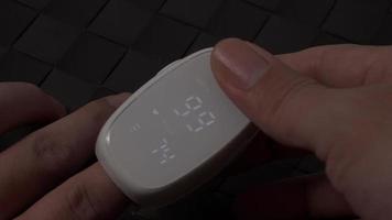 oxímetro de pulso de dedo usado para medir a taxa de pulso e oxigênio video