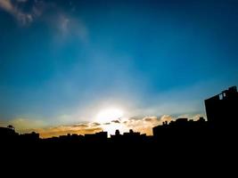 temprano atardecer sobre la ciudad foto