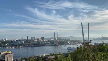 panorama van het stadslandschap met uitzicht op de gouden brug. vladivostok, rusland