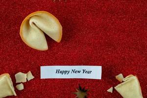 felicidad galleta de la fortuna con inscripción feliz año nuevo foto