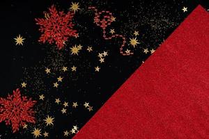 Fondo navideño rojo y negro festivo con lentejuelas y copos de nieve foto