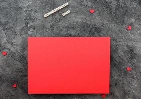 hoja de deseos roja sobre un fondo gris. tema del día de san valentín foto