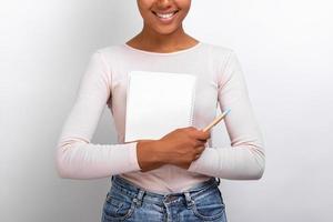 Primer plano manos femeninas abrazando cuaderno de papel vacío y bolígrafo, concepto de educación - imagen foto