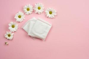 Embalaje de revestimientos femeninos sobre un fondo rosa. foto