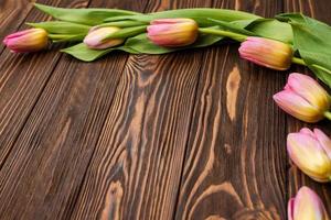 tulipanes en las tablas de madera de la mesa. tarjeta de felicitación para el día de la madre, pascua. copia espacio foto