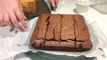 cutting chocolate brownies cake video