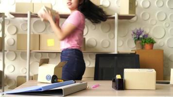 Propietario de negocio de mujer asiática que trabaja en casa - concepto de compras en línea video