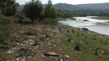 Riverside basurero - basura en la orilla del río