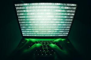 Primer plano de un pirata informático está utilizando la computadora portátil para codificar virus o malware para piratear el servidor de Internet, ataque cibernético, rotura del sistema, concepto de delito en Internet. foto