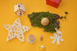 composición de juguetes de navidad y año nuevo foto