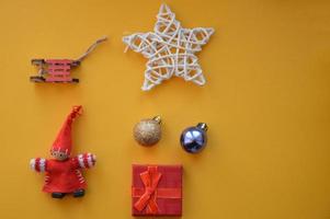 composición de juguetes de navidad y año nuevo foto
