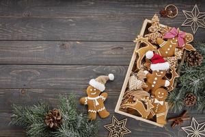 Galletas de jengibre de Navidad caseras en mesa de madera. foto