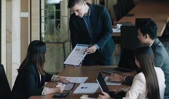 La gente de negocios planea el análisis de la estrategia del informe del documento financiero, el concepto de oficina foto