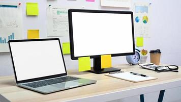 computadora de maqueta de pantalla en blanco y computadora portátil con equipo de oficina en el escritorio de la oficina.