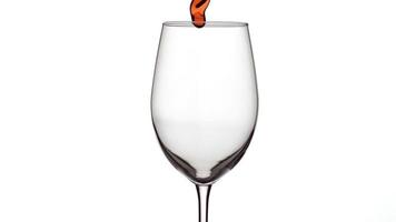 colpo al rallentatore di vino rosso che versa nel bicchiere su sfondo bianco girato su phantom flex 4k a 1000 fps