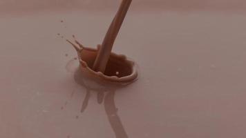 Schokoladenmilch, die in Zeitlupe gießt und spritzt, aufgenommen auf Phantom Flex 4k bei 1000 fps