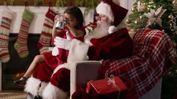 jultomten visar liten flicka en snöklot video