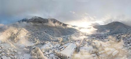 vista aérea de krasnaya polyana, montañas cubiertas de nieve y hermosas nubes. Rusia. foto