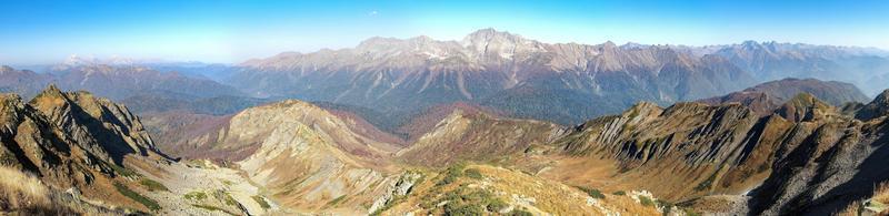 Vista panorámica de la cordillera desde el pico de la montaña Achisho, Sochi, Rusia foto