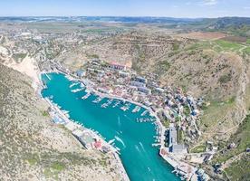 Vista aérea de la bahía y el puerto de Balaklavsky en Crimea