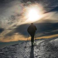 silueta de montañismo de esquí foto