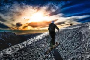 silueta de montañismo de esquí foto